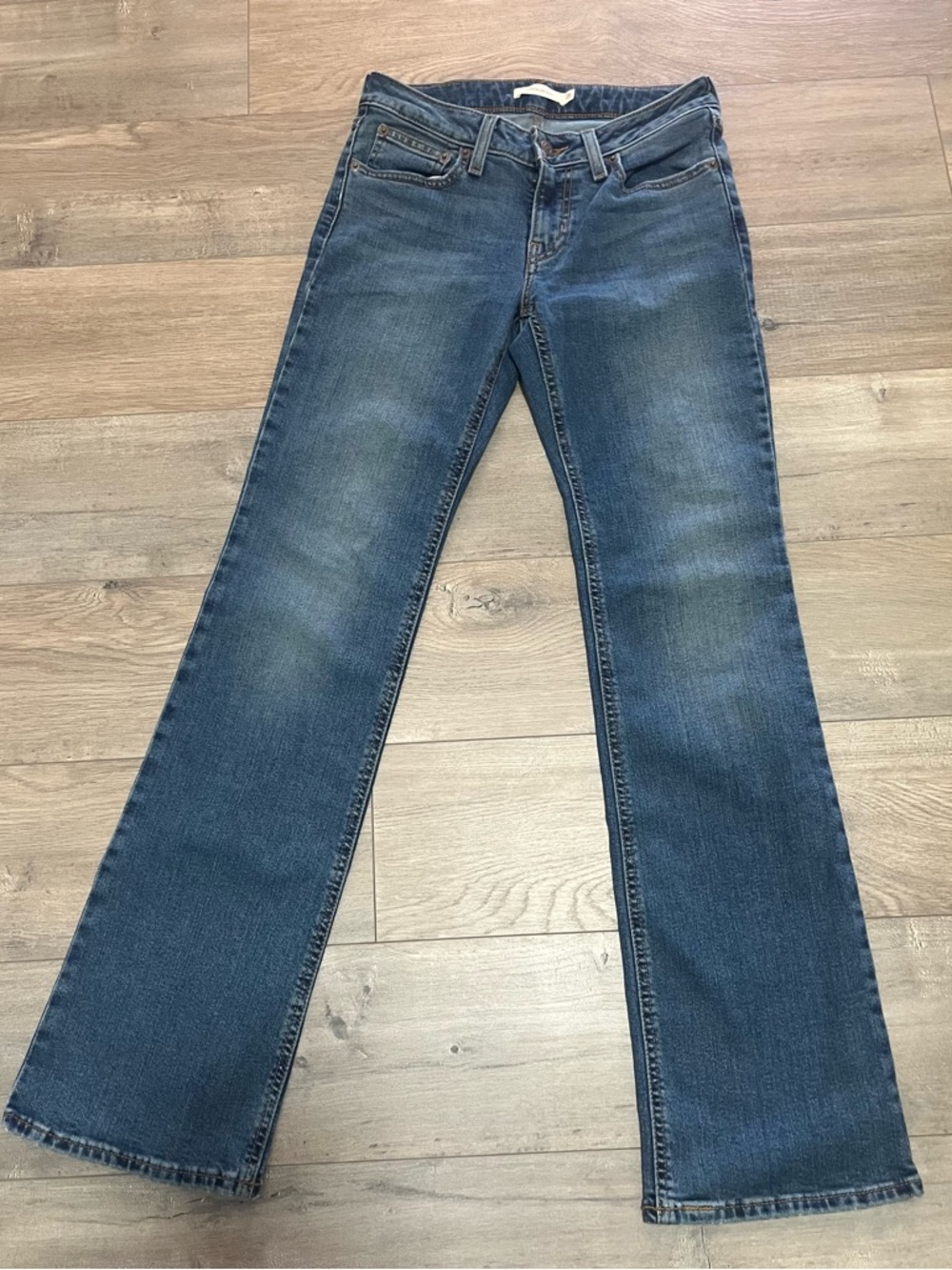 Levi's Women's Flared Jeans in Medium Blue Wash